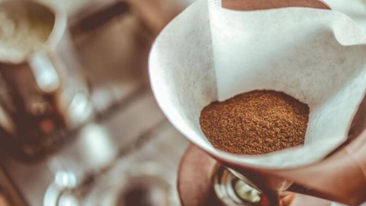 toarna-niste-zat-de-cafea-in-toaleta---rezultatul-te-va-incanta-si-vei-repeta-mereu-trucul_91899800