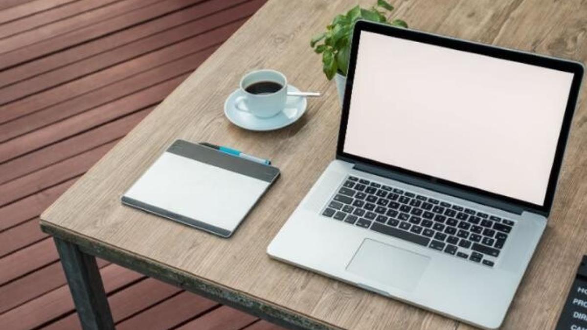 cum-se-curata-tastatura-computerului-sau-a-laptopului--un-truc-rapid-si-inteligent--pe-care-nu-l-stiai_81315500