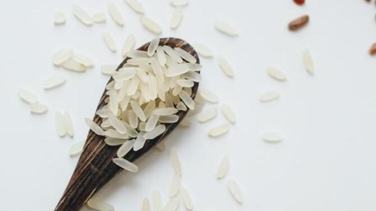 pune-o-cana-de-orez-in-dulapul-cu-haine--hainele-vor-fi-parfumate-si-vei-scapa-de-umezeala_07393500