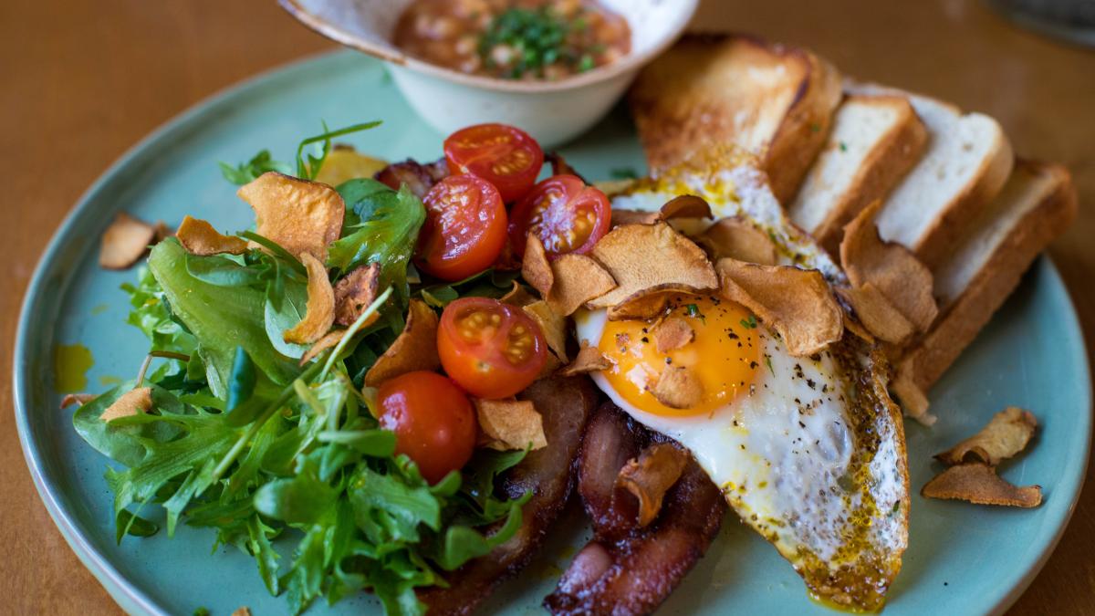 mic-dejun-cu-oua-si-bacon-crocant--cea-mai-gustoasa-reteta--simplu-de-tot_58008800