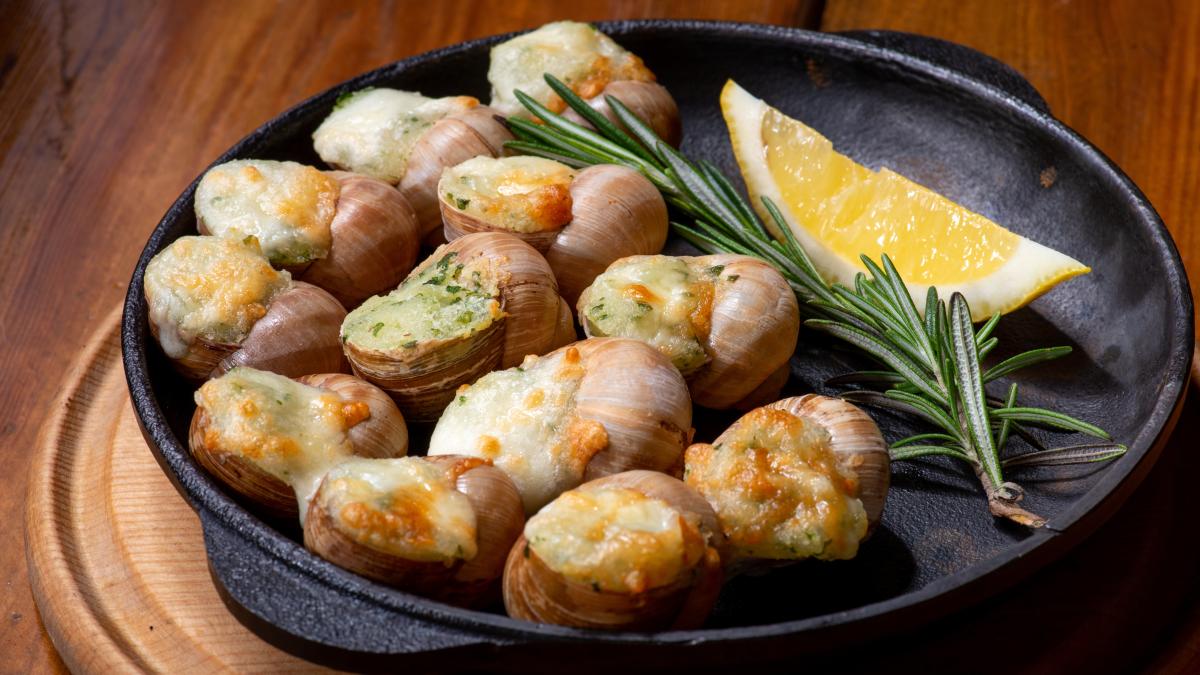 ziua-melcilor-comestibili--escargot--deliciosul-aperitiv-servit-in-franta-cu-unt-si-usturoi_67750400