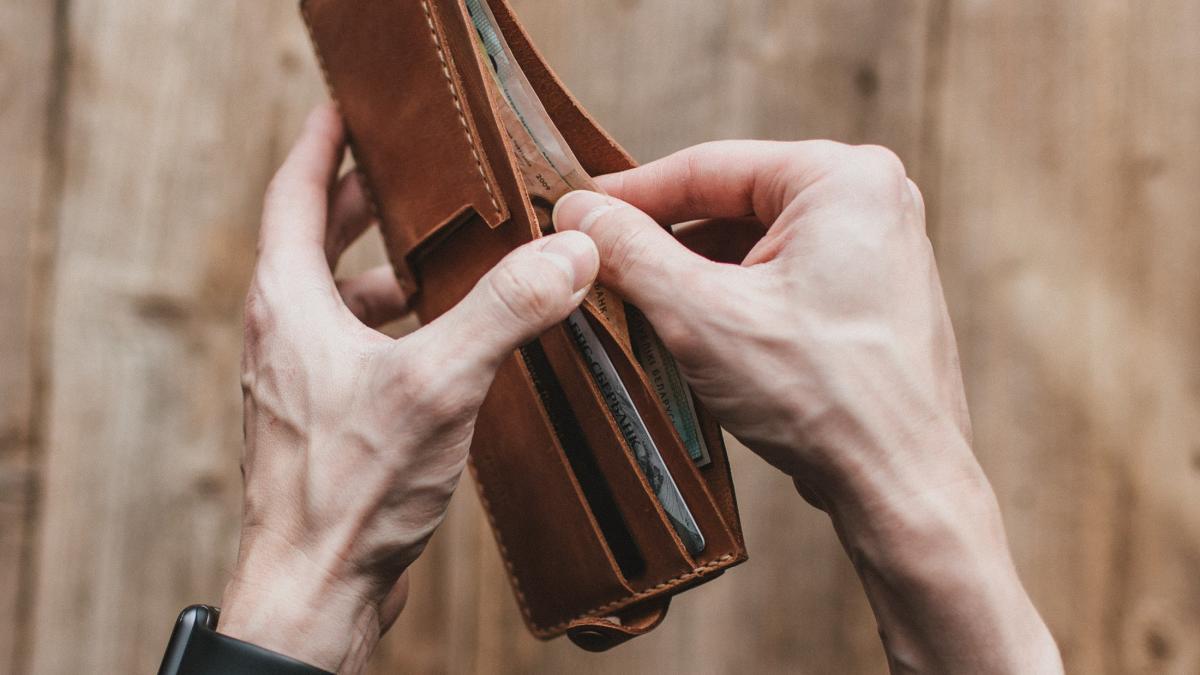 ce-se-intampla-cu-salariile-si-pensiile-romanilor--caciu-traim-cea-mai-complicata-situatie-din-ultimii-70-de-ani_99021600