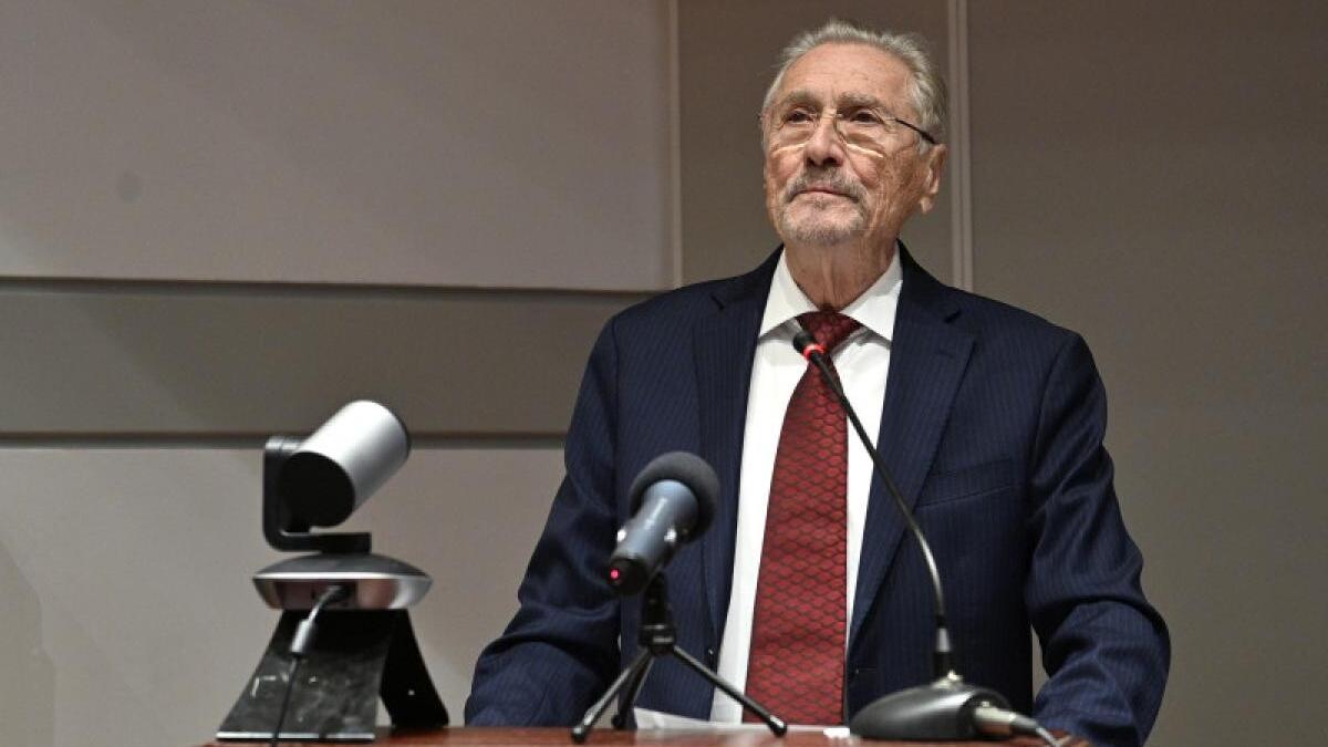 emil-constantinescu-a-decernat-premiu-pentru-disidenta-creativa_49265700