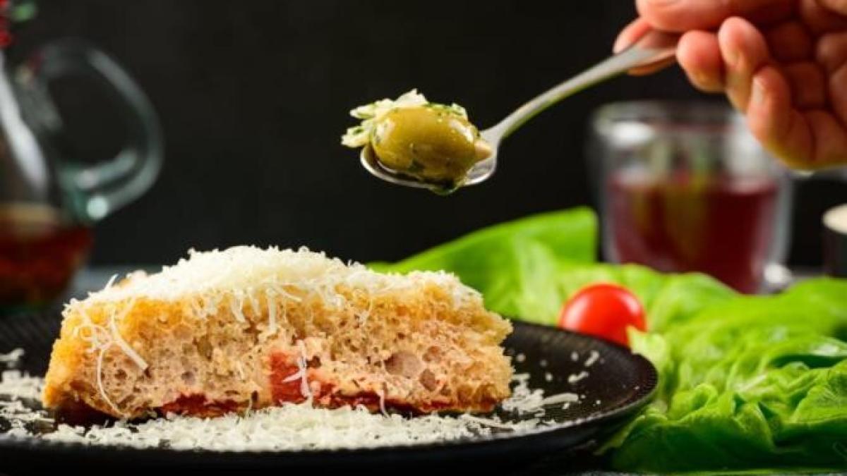 focaccia-crocanta-de-dovlecei---o-reteta-usoara-si-rapida--care-inlocuieste-painea_86772300