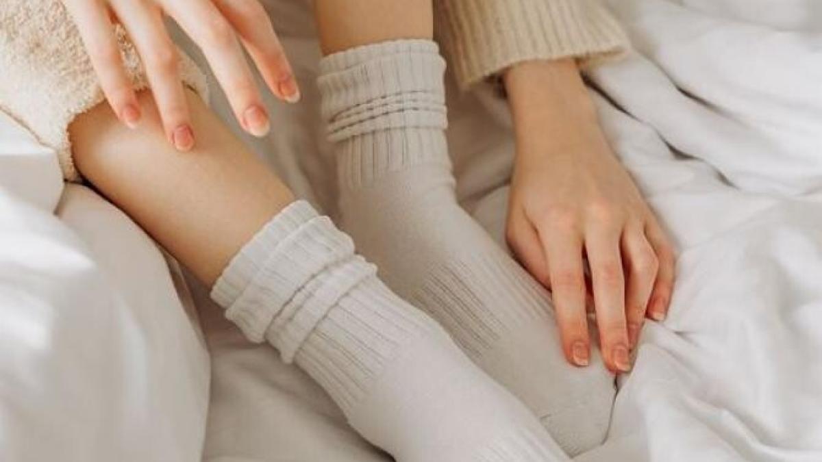 spala-sosetele-albe-in-cuptorul-cu-microunde---un-truc-interesant--care-te-salveaza-atunci-cand-nu-ai-timp_48378700