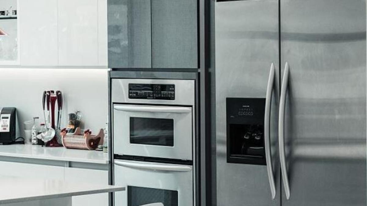 pune-folie-alimentara-in-congelator-si-vei-scapa-de-straturile-de-gheata--incearca-si-tu-acest-truc_17468000