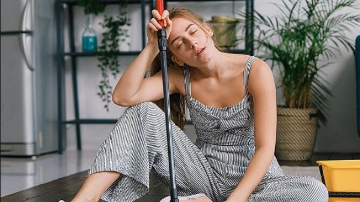 podea-stralucitoare-si-fara-pete--datorita-unei-plante-miraculoase---pune-cateva-picaturi-de-ulei-esential-in-galeata_70084500