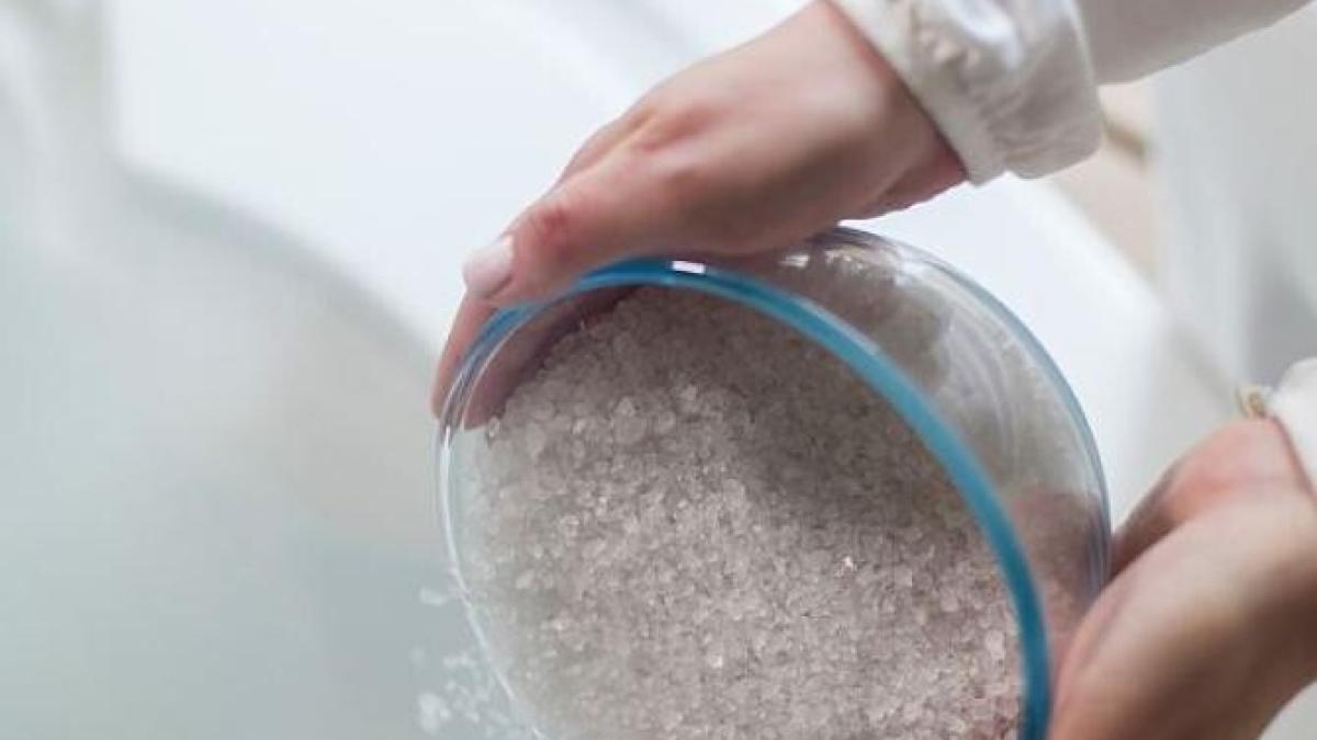 toarna-sare-in-toaleta---un-truc-eficient--testat-de-bunicile-noastre--pe-care-instalatorii-nu-vor-sa-l-afli_60120400