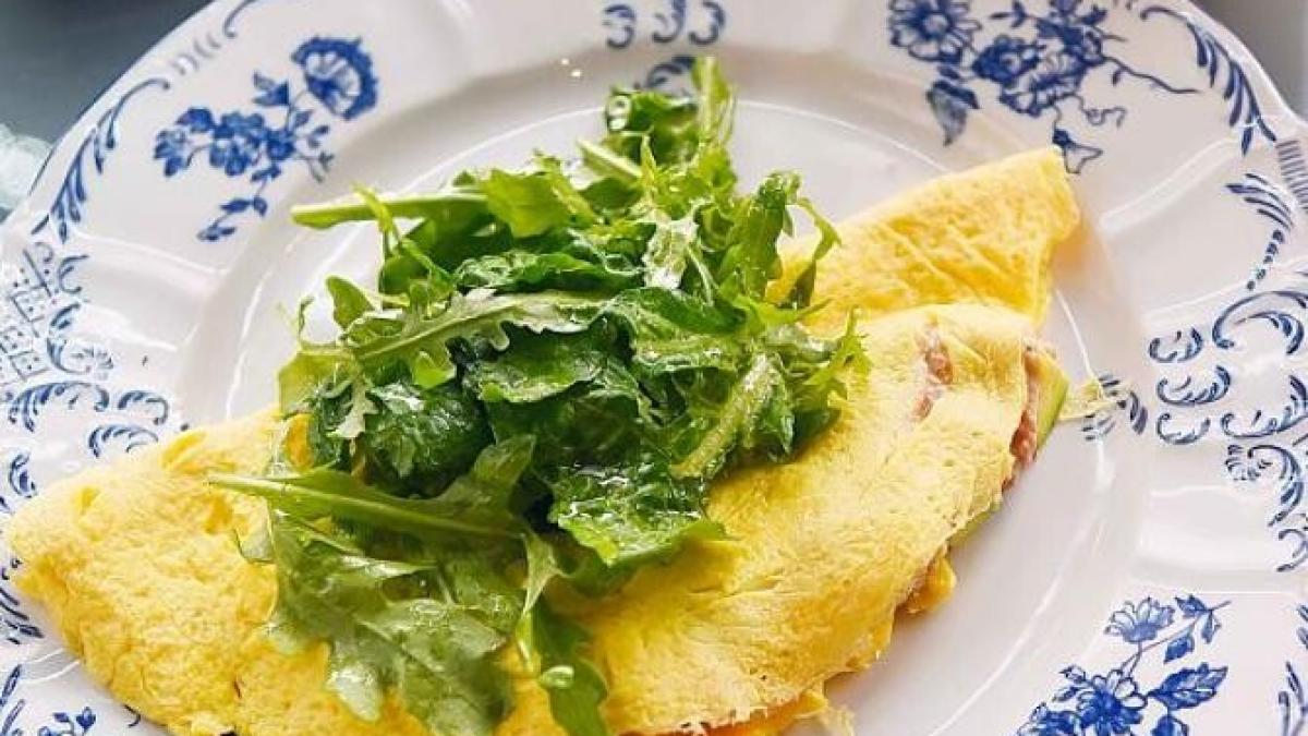 trucul-bunicii-pentru-o-omleta-pufoasa-si-delicioasa---unge-capacul-tigaii-cu-un-ingredient-secret_47477900