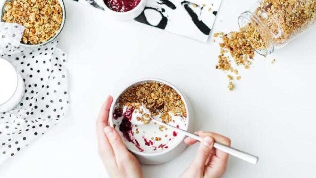 batoane-de-iaurt-congelat-cu-fructe--o-gustare-sanatoasa--originala-si-foarte-usor-de-preparat_00806300