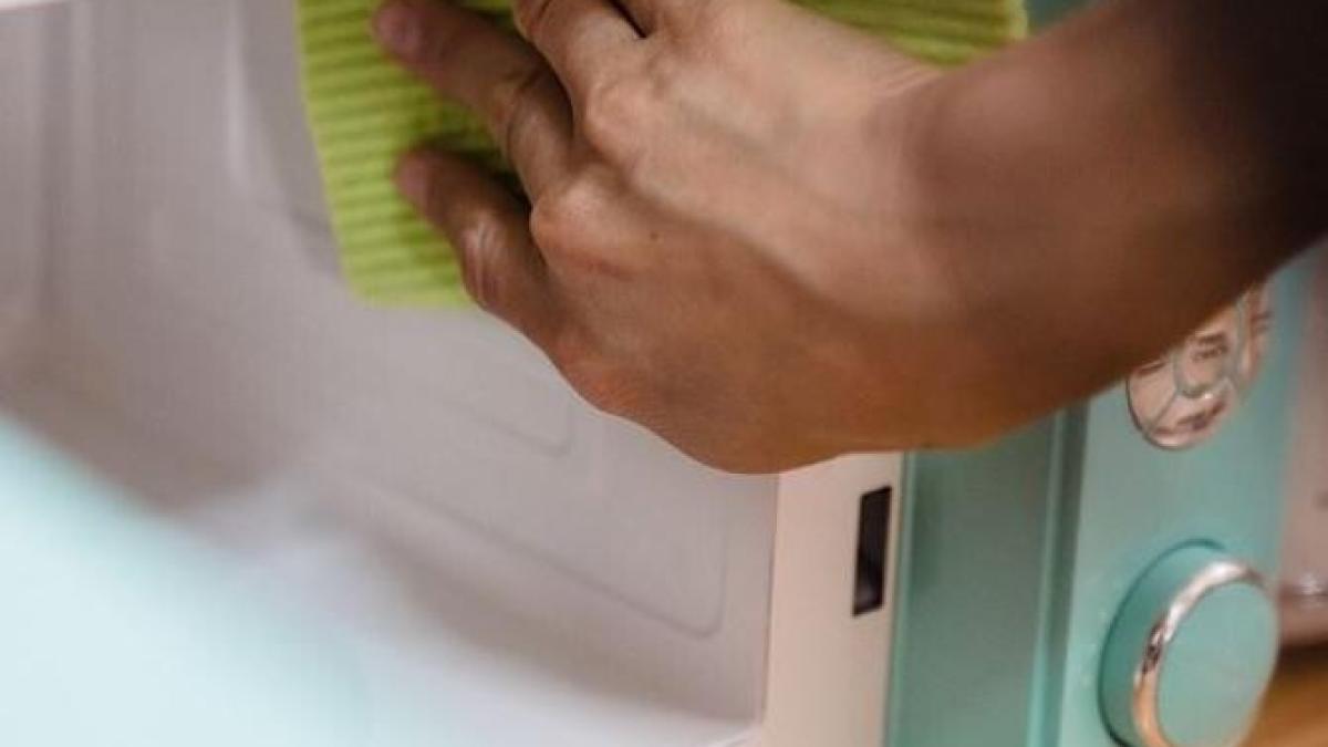 curata-cuptorul-cu-microunde-cu-praf-de-copt--in-cateva-minute-vei-scapa-de-de-grasime-si-murdarie_73202300