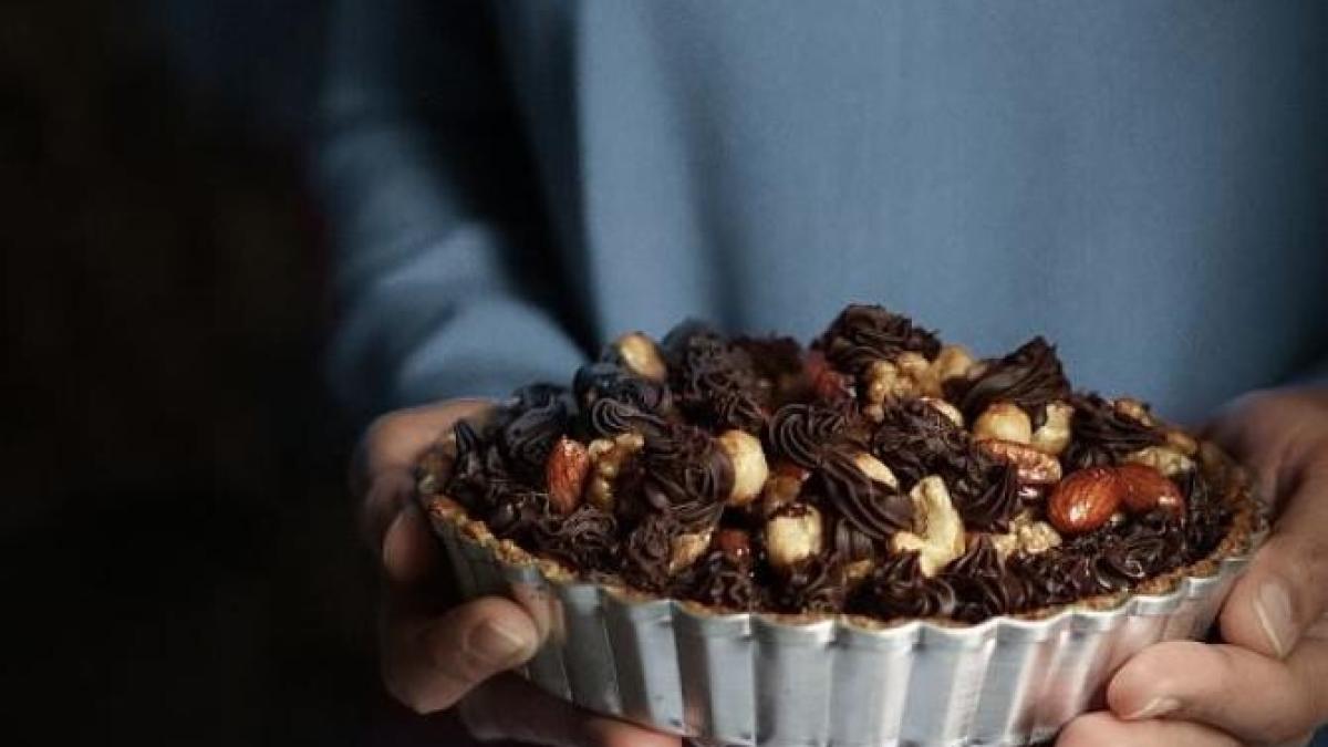 tarta-cu-ciocolata--fistic-si-portocale--moale-in-interior-si-crocanta-la-exterior_74134100