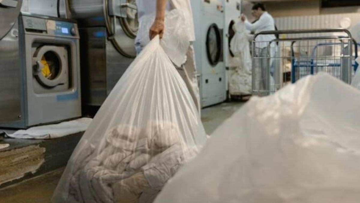 pune-o-minge-din-folie-de-aluminiu-in-masina-de-spalat--iti-salveaza-bugetul--iar-hainele-vor-fi-moi-si-curate_78319400