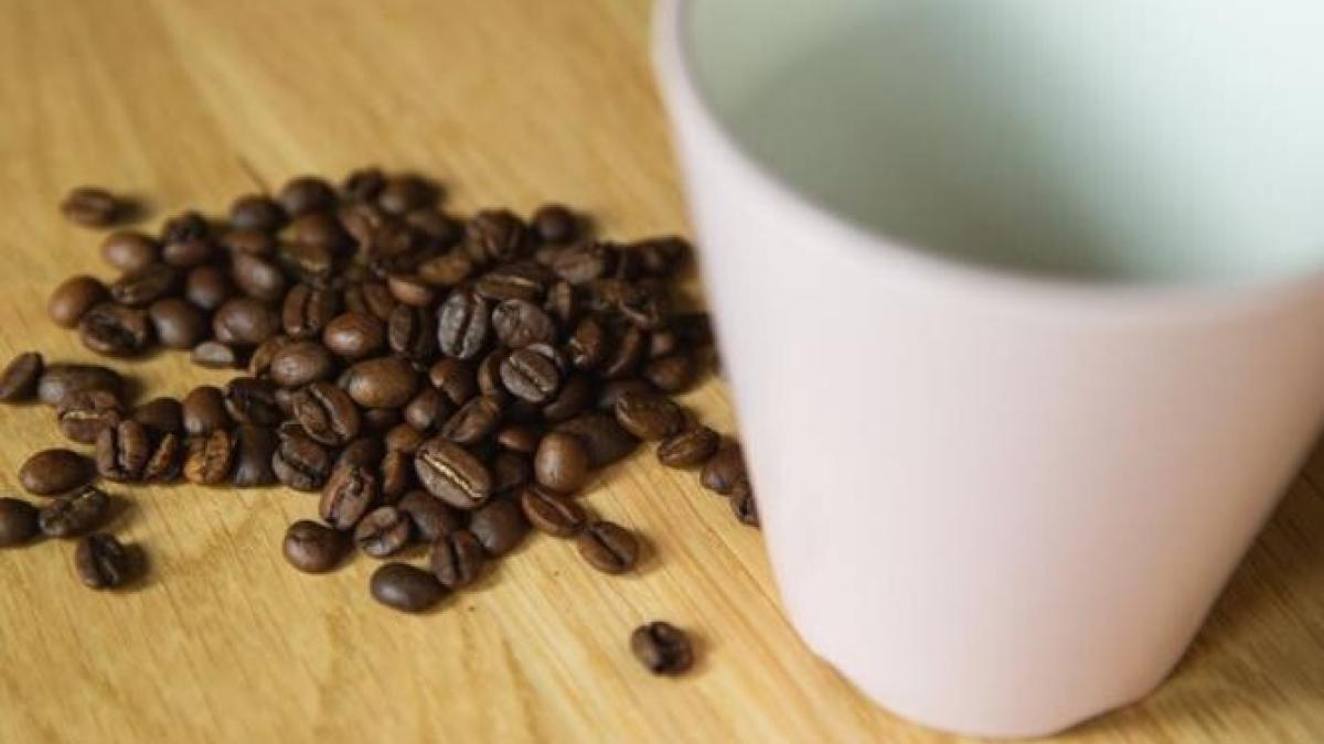 amesteca-miere-cu-putina-de-cafea-macinata-si-aplica-pe-fata--tenul-va-fi-mai-curat-si-mai-luminos_67430000