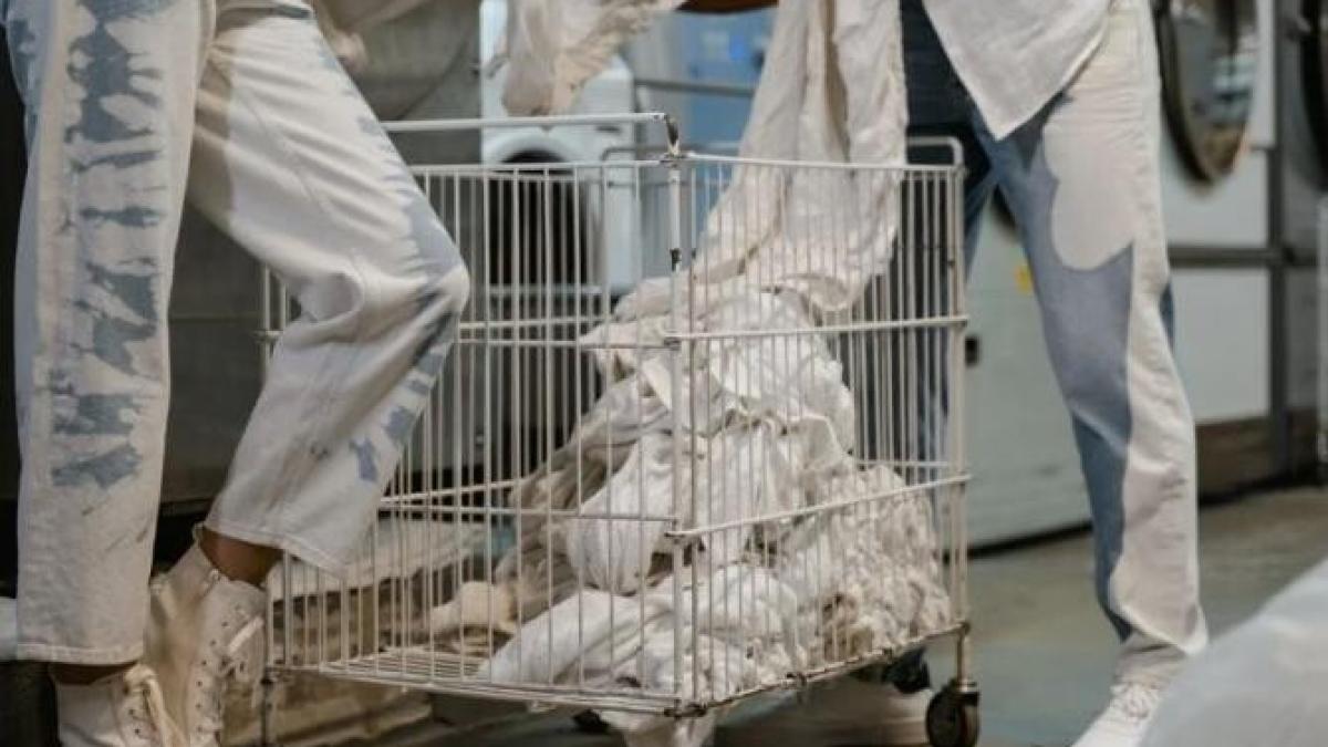 elimina-petele-de-grasime-de-pe-haine-cu-amoniac-si-creta--petele-vor-disparea-ca-prin-minune_37655100