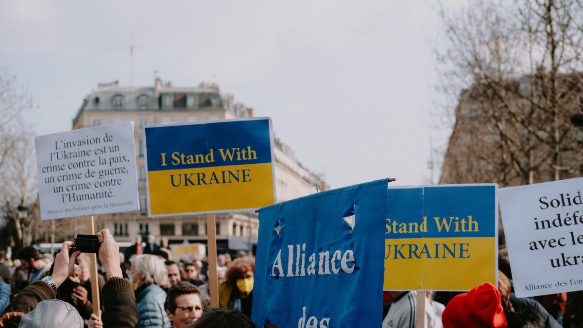 ghid-de-conversatie-roman-ucrainean-robert-cazanciu-la-interviurile-dcnews_17247100