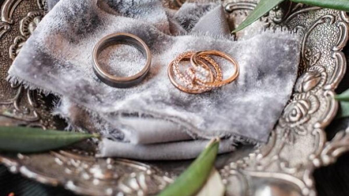 pune-bijuteriile-intr-un-pahar-de-bere--un-truc-ciudat--care-reda-stralucire-inelelor-si-latisoarelor-de-aur_03560600