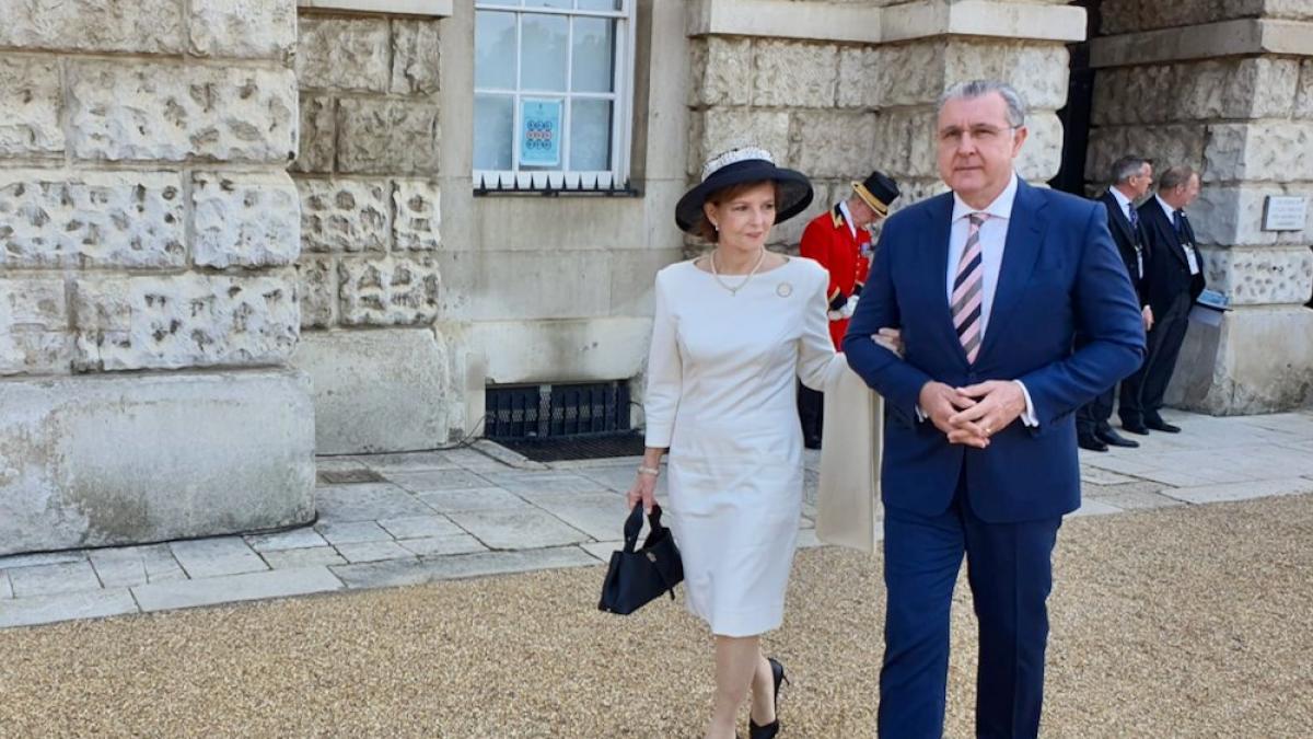 tinuta-pe-care-custodele-coroanei--ms-margareta--a-purtat-o-la-jubileul-de-platina-al-reginei-elisabeta-a-ii-a--laudata--designerul-florin-burescu-imi-place-foarte-mult--o-avantajeaza-1_41511600