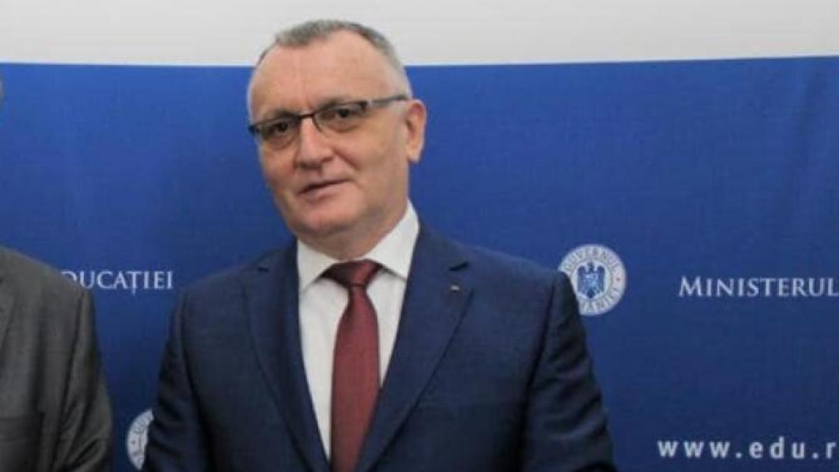 ministrul-cimpeanu-mesaj-de-ziua-invatatorului-aceasta-profesie-inseamna-a-te-reinventa-zilnic_33765800