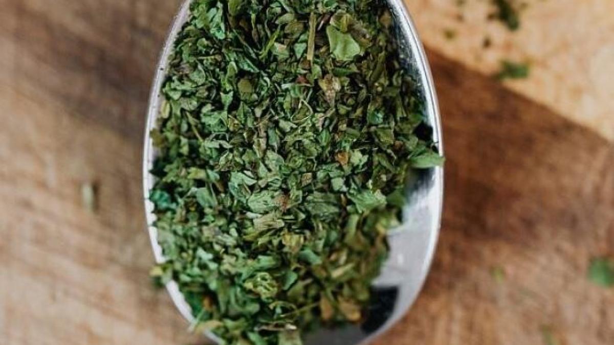 pune-oregano-pe-pervaz--condimentul-minune-te-scapa-de-cea-mai-urata-problema-a-verii_74520400