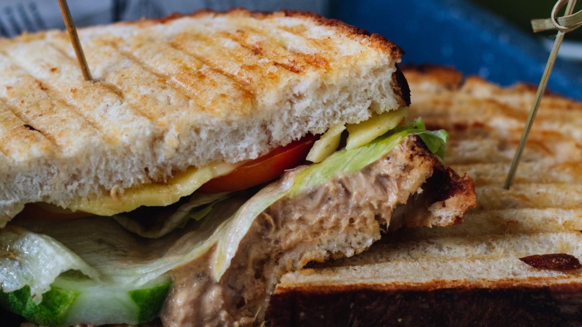 mic-dejun-bulgaresc--sandvisuri-cu-branza-feta-si-oua--la-cuptor-reteta-super-simpla_78887900