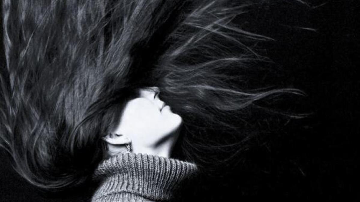 pune-o-suvita-de-par-intr-un-pahar-cu-apa--un-test-care-iti-spune-cat-de-sanatoasa-este-podoaba-capilara_83257900