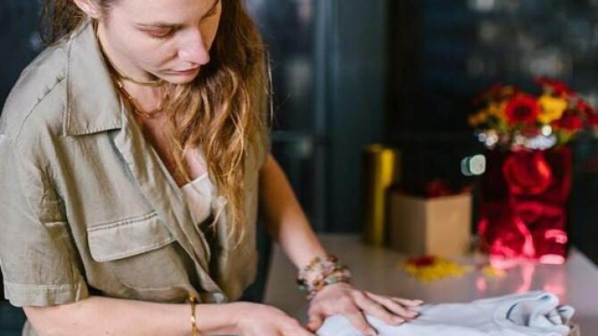 ti-ai-ars-haina-cu-fierul-de-calcat--pune-un-pumn-de-sare-si-zeama-de-lamaieprc-c2prc-a0peste-pata-galbena_76885600