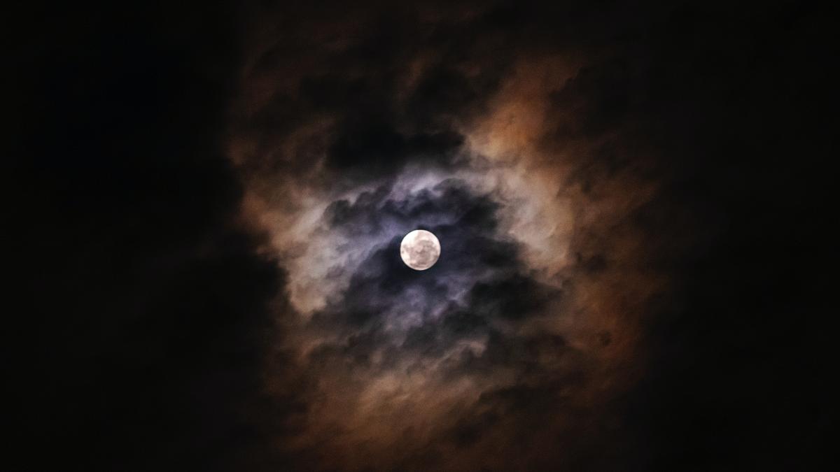 luna_varcolac_cer_intunecat_09608500