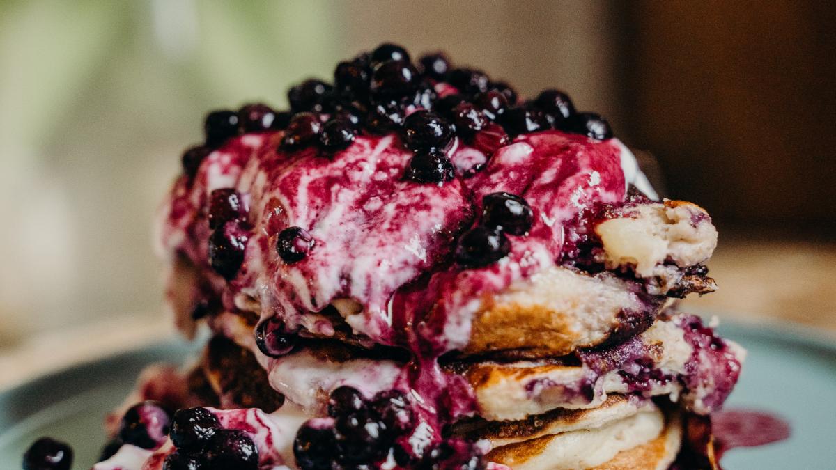 prajitura-din-piscoturi-cu-crema-de-mascarpone-si-afine--reteta-fara-coacere_82620600