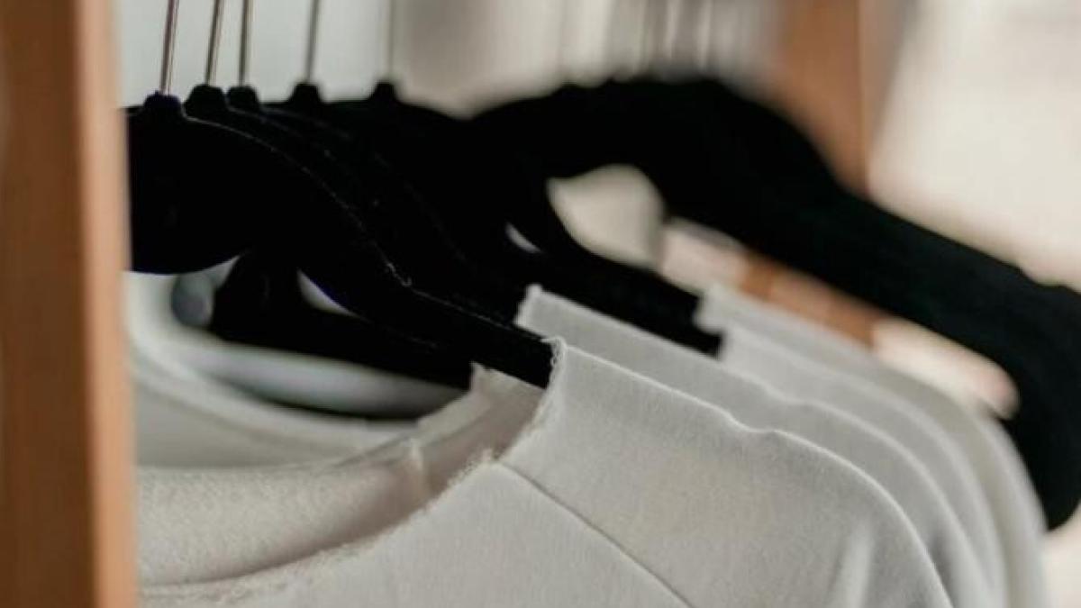 tricoul-alb-este-patat-sau-are-o-nuanta-gri--pune-l-la-fiert-cu-mai-multe-felii-de-lamaie-si-bucura-te-de-rezultat_04961900