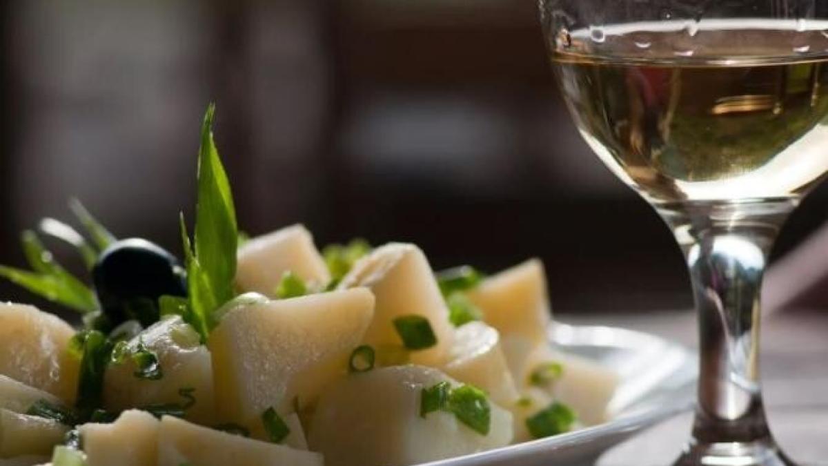 salata-de-cartofi-fierti-cu-ton---un-preparat-de-vara--perfect-pentru-cei-care-nu-au-timp-sa-stea-in-bucatarie_55686900