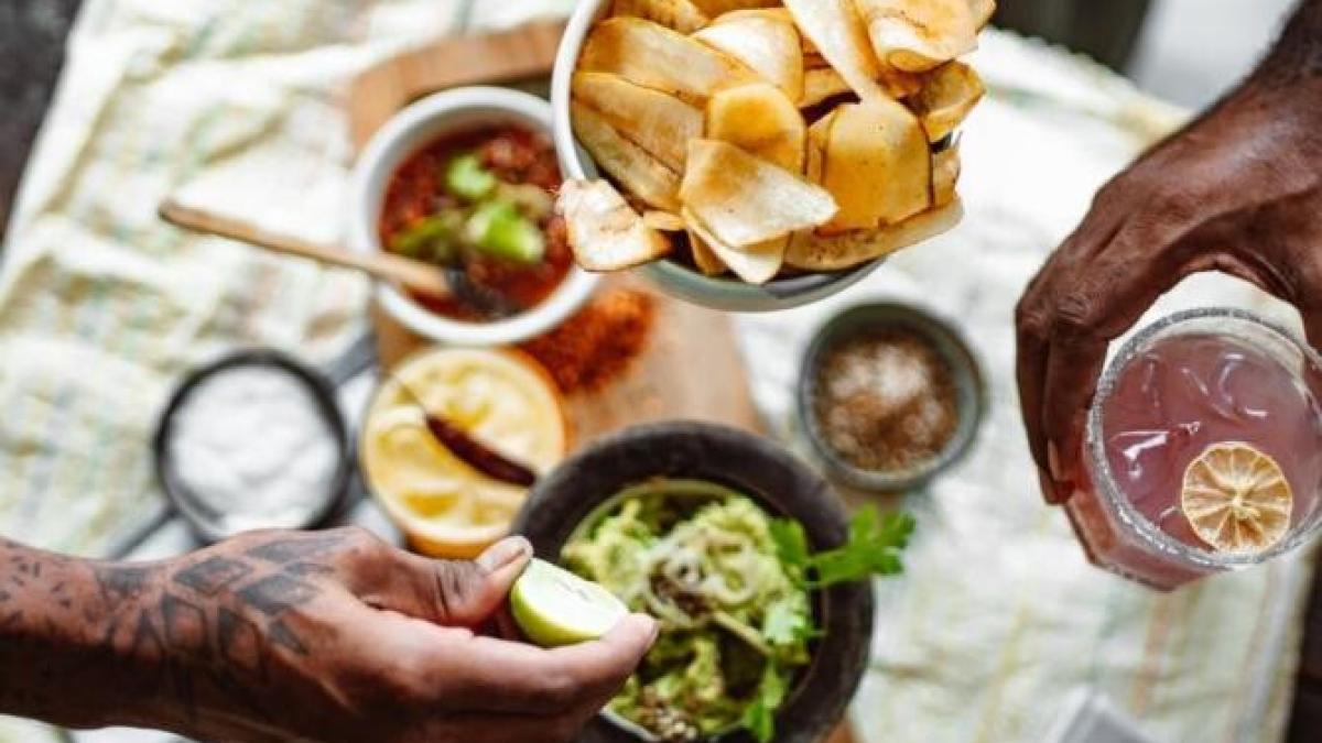 salata-usoara-cu-mere--o-combinatie-delicioasa-de-texturi-si-arome_90647500