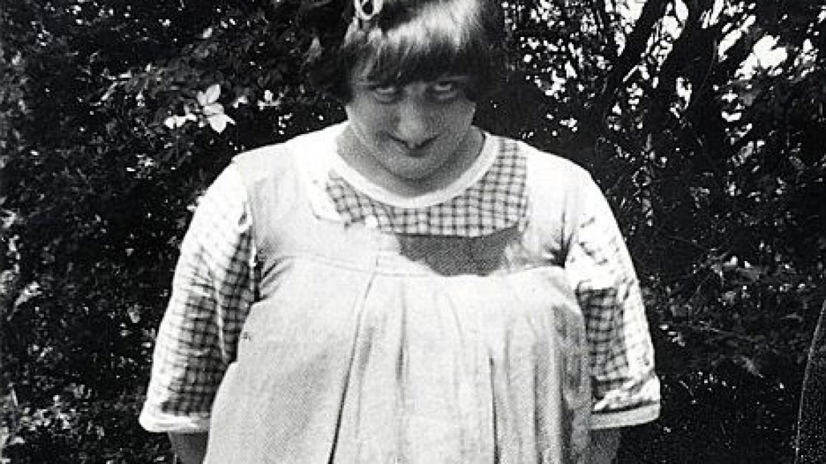 familia-regala-le-a-dat-uitarii--verisoarele-reginei-elisabeta--inchise-in-azil-si-declarate-moarte--desi-erau-in-viata-nerissa-bowles-lyon_74135000