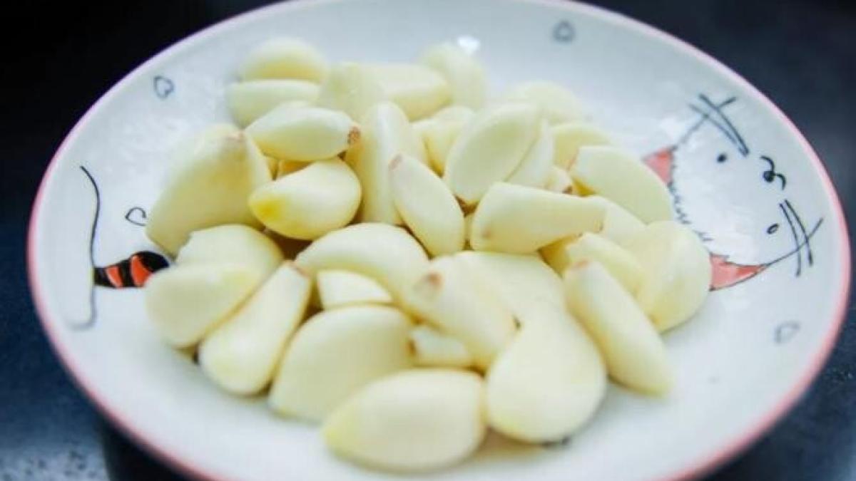 pune-usturoiul-curatat-intr-un-pahar-cu-lapte---un-truc-uimitor-la-care-nu-vei-renunta-niciodata_87268300