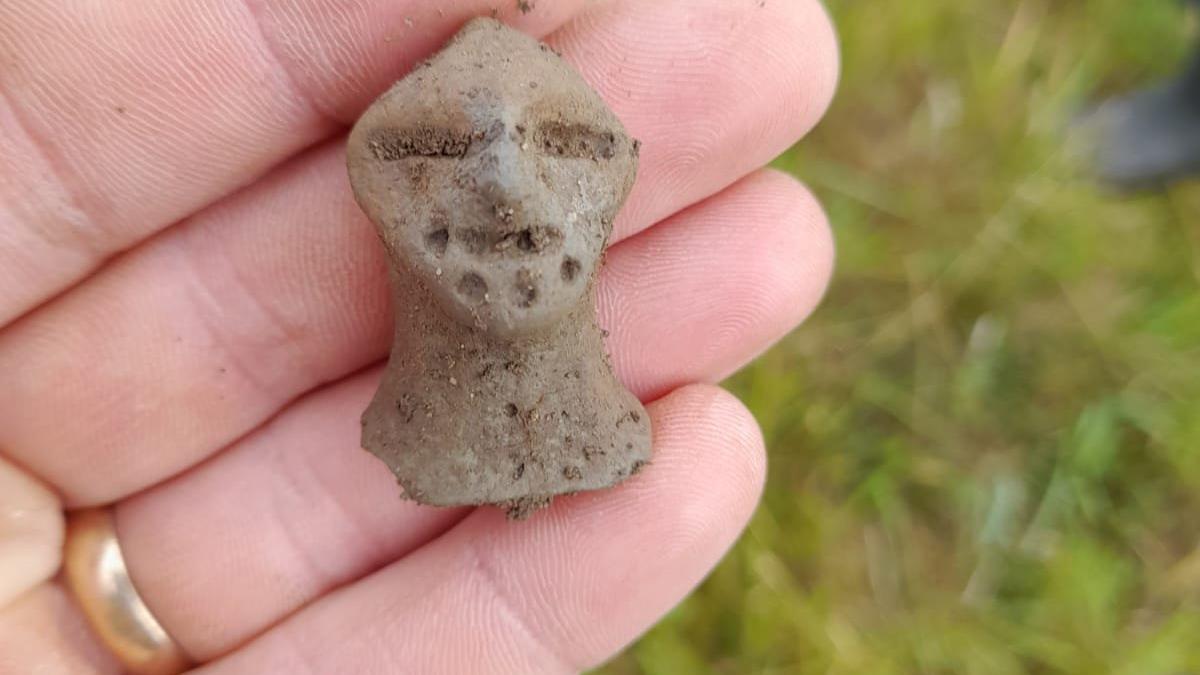descoperire-valoroasa-la-urlati-statueta-antropomorfa-veche-de-peste-6-000-de-ani--gasita-pe-un-santier-arheologic---foto_76900900