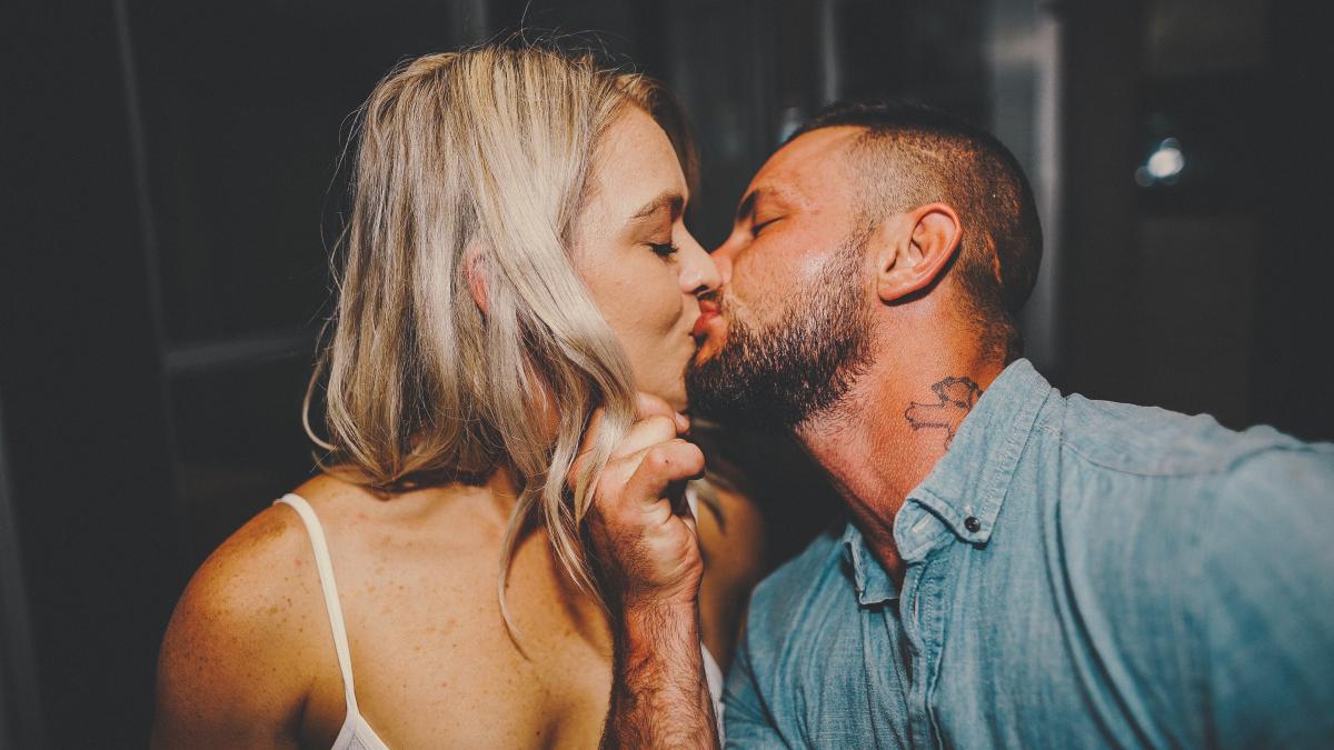 sarut-in-loc-de-periaj_32973600