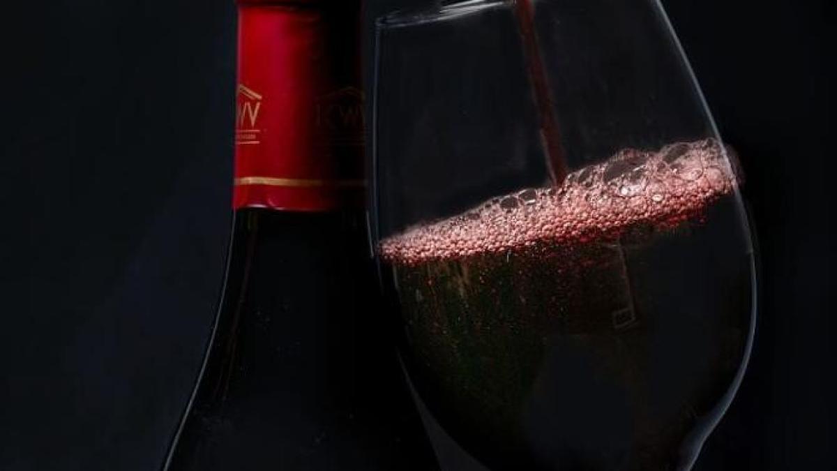 turnati-vinul-ramas-intr-un-borcan-si-acoperiti-l-cu-o-folie-de-plastic---cea-mai-neplacuta-problema-a-verii-va-ramane-amintire_69600100