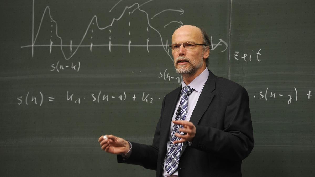 profesor-la-catedra_91769900