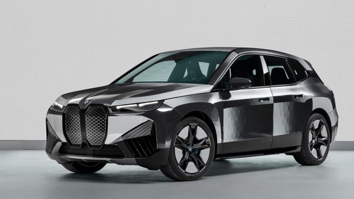 bmw-ul-care-isi-schimba-culoarea-cu-o-simpla-apasare-de-butonjpg_49997300