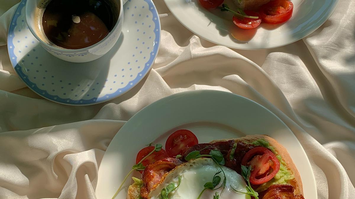 mic-dejun-simplu-oua-cu-pancetta-si-rosii-cherry---reteta_62654700