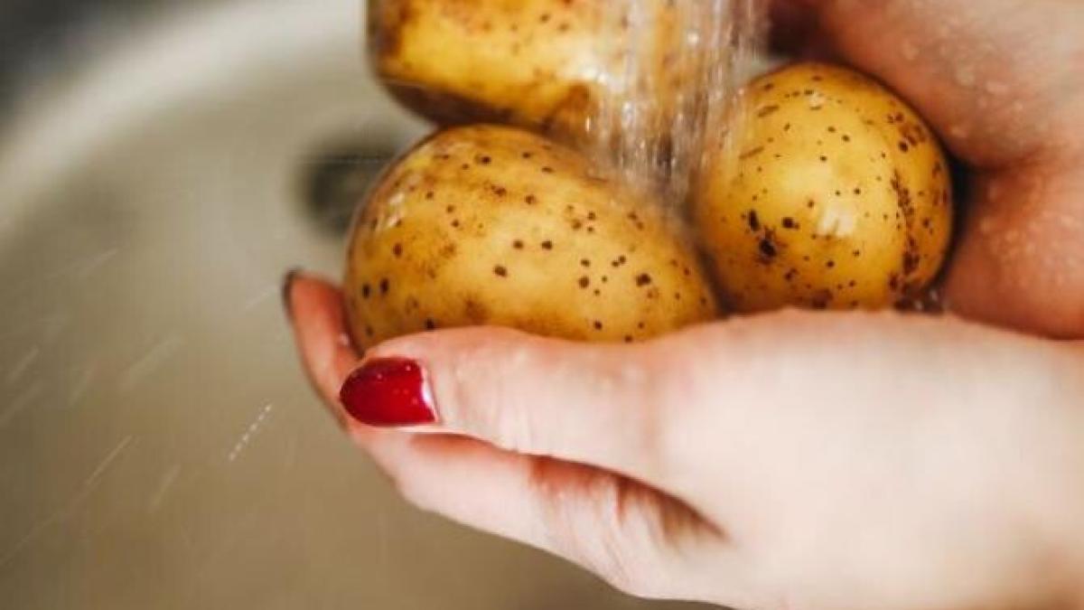 nu-mai-arunca-cojile-de-cartofi---iata-ce-minuni-pot-sa-faca-pentru-pielea-taprc-c2prc-a0prc-c2prc-a0_45036700
