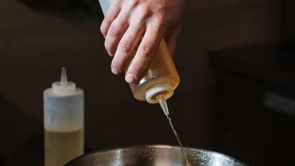 curata-usor-recipientul-pentru-ulei---cu-aceasta-metoda-ieftina-veti-scapa-rapid-de-stratul-de-grasime_74962300