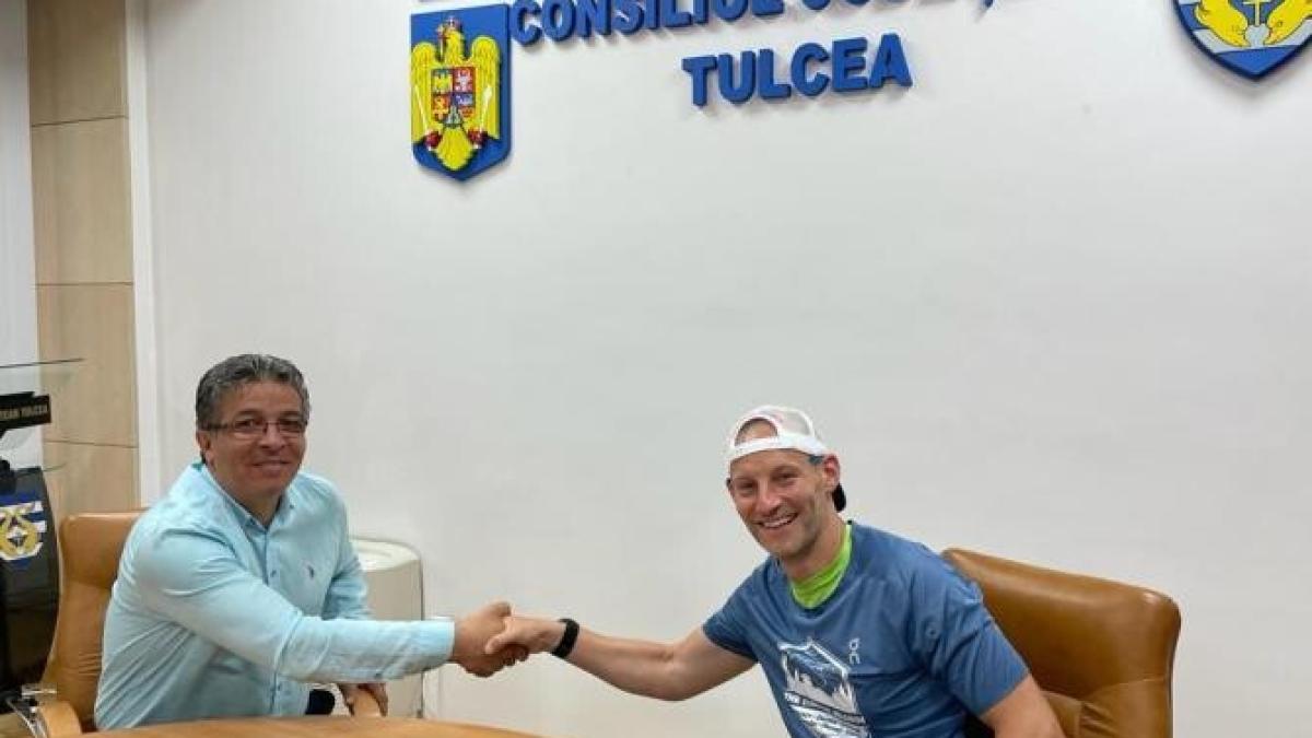 la-inceput-de-calatorie-spre-muntii-padurea-neagra--jurnalistul-kieran-alger--maratonistul-dunarii--a-salutat-calduros-autoritatile-si-locuitorii-judetului-tulcea-5_62085200