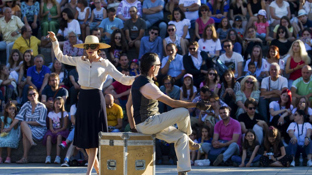 a-doua-zi-a-festivalului-international-de-teatru-de-la-sibiu--piata-mare-a-fost-plina-din-nou-2_73825100