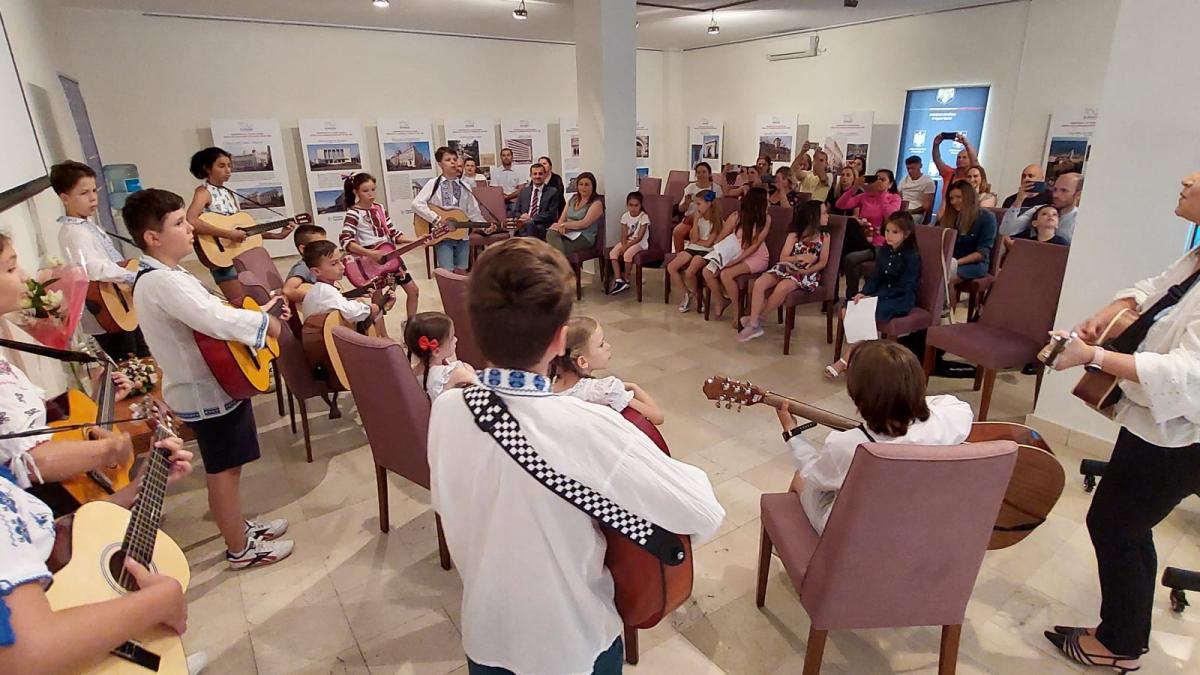 george-bologan-prc-e2prc-80prc-9ecopiii-sunt-izvor-de-sperantaprc-e2prc-80prc-9d-cursuri-de-actorie-pentru-copiii-romani--la-madrid_90478400