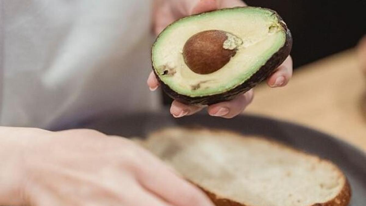 amesteca-ulei-de-cocos-cu-miere-si-avocado--aplica-masca-pe-par-si-bucura-te-de-rezultat---un-truc-secret-cu-efect-imediat_09365900