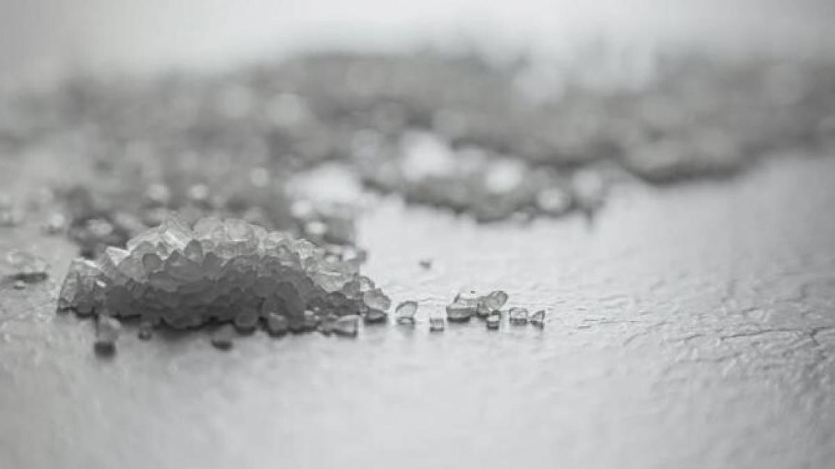 sarea-din-bucatarie-se-umezeste--nu-te-grabi-sa-o-arunci---un-produs-din-camara-te-ajuta-sa-o-salvezi_70647300