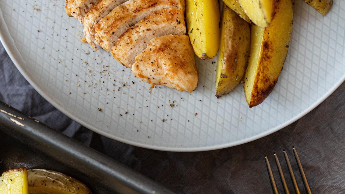 cartofi-cu-usturoi-si-rozmarin--la-cuptor--reteta-pe-cat-de-banala--pe-atat-de-gustoasa_05347000