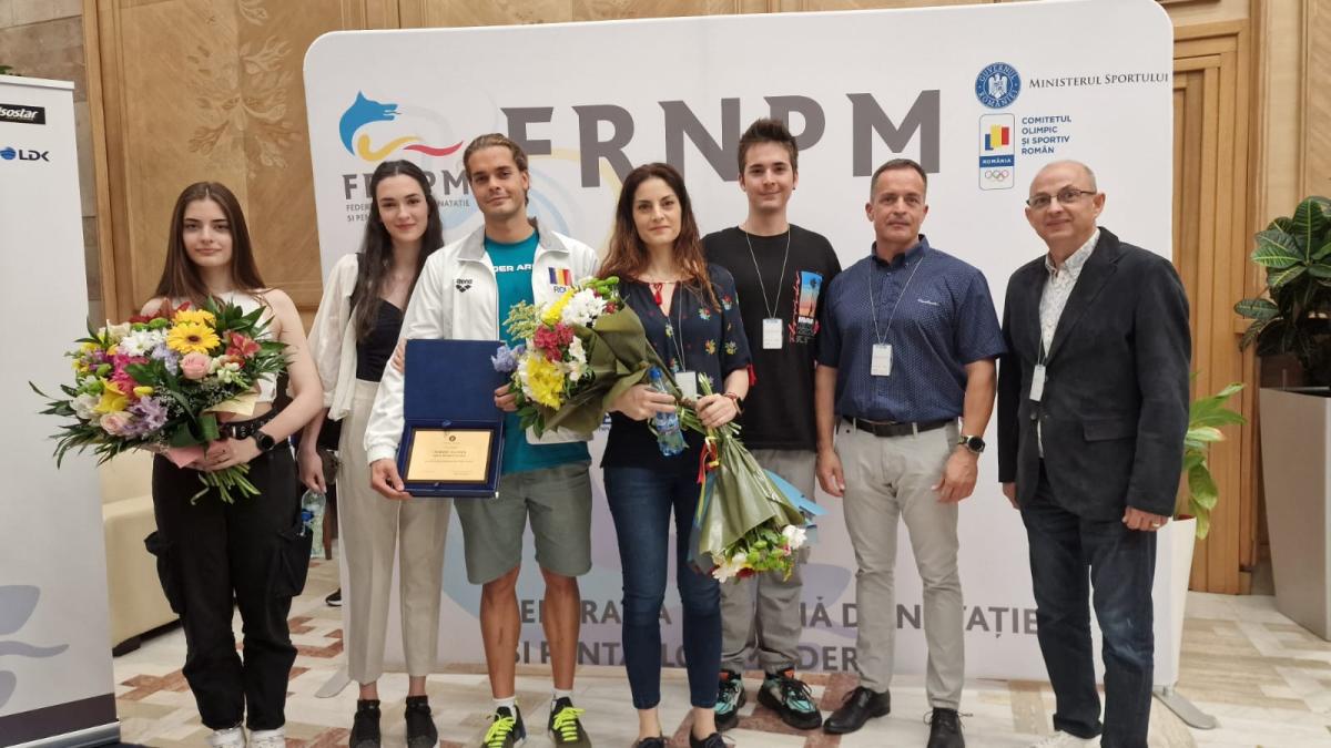 angelica-glinta--despre-gafa-lui-ministrului-eduard-novak-de-la-aeroport-prc-e2prc-80prc-9dacest-ministru-obscur-si-total-nepregatit--nu-merita-decat-ocolitprc-e2prc-80prc-9d_56542100