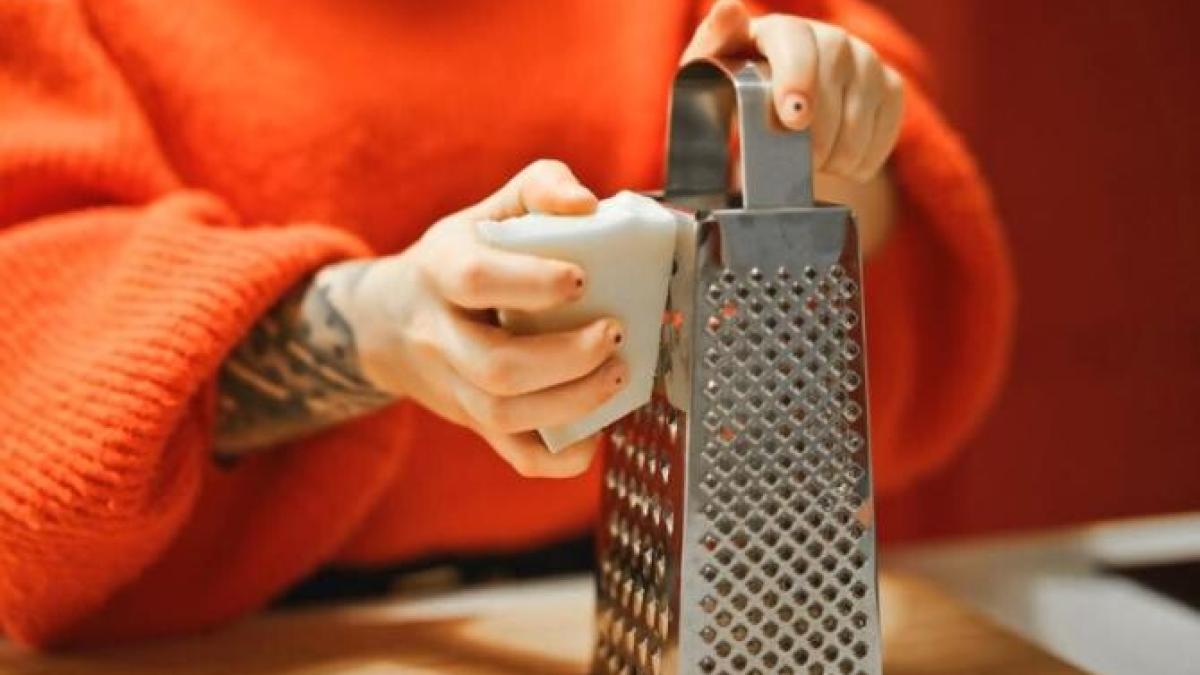 razatoarea-de-bucatarie-s-a-tocit--nu-trebuie-sa-o-arunci---iata-cum-o-poti-ascuti--rapid-si-usor_27496900